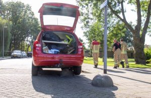 Auto belandt op betonblok Mozartlaan Rotterdam
