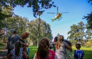 Traumahelikopter voor medische noodsituatie in woning Rillandhoeve Vlaardingen