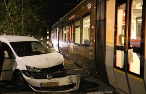 Flinke schade bij aanrijding bestelauto met tram Laan van Meerdervoort Den Haag
