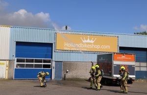 Brandweer schaalt op naar ‘middelbrand’ bij dakbrand Veenland Wateringen