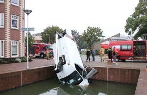 Busje raakt van de weg en belandt in sloot Graaf Floriskade Delft