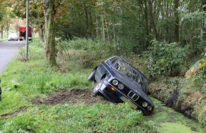 Auto raakt van de weg in de sloot Boendaleweg Vlaardingen