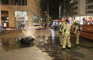 Scooter vliegt in brand Grote Marktstraat Den Haag