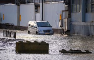 Mannen vast in bestelbus door hoog water Koningin Wilhelminahaven Noordzijde Vlaardingen
