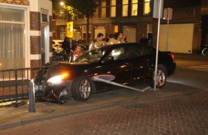 BMW vliegt uit de bocht en ramt hek Pletterijstraat Den Haag