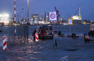 Normaal lukt het wel, zei de bestuurder; Auto vast in water Maasboulevard Vlaardingen
