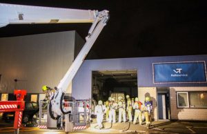 Auto’s vatten vlam in bedrijfspand Zekkenweg Hoek van Holland