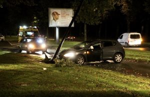 Auto knalt tegen lichtmast Schaapweg Rijswijk