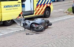 Snorscooter aangereden door auto Slimme Watering Schiedam