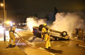 Auto komt op z’n dak en vliegt in brand Molenweg Nootdorp