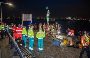 Duikers zoeken naar vrouw in water Lloydkade Rotterdam
