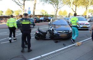 Politie sluit weg af na forse aanrijding Troelstrakade Den Haag