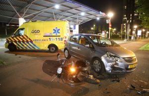 Gewonde bij aanrijding tussen scooter en auto bij uitrijden tankstation Waldorpstraat Den Haag
