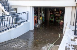 Grote waterlekkage, meerdere woningen vol water Zwaluwlaan Schiedam