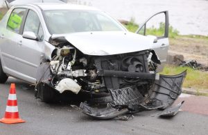Automobilist gewond na eenzijdig ongeval met metalen containers Schieweg Delft