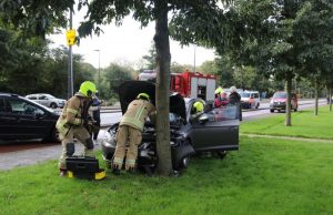 Auto botst tegen boom Zwanensingel Vlaardingen