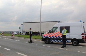 Fietser komt onder vrachtwagen terecht Doenkade Rotterdam