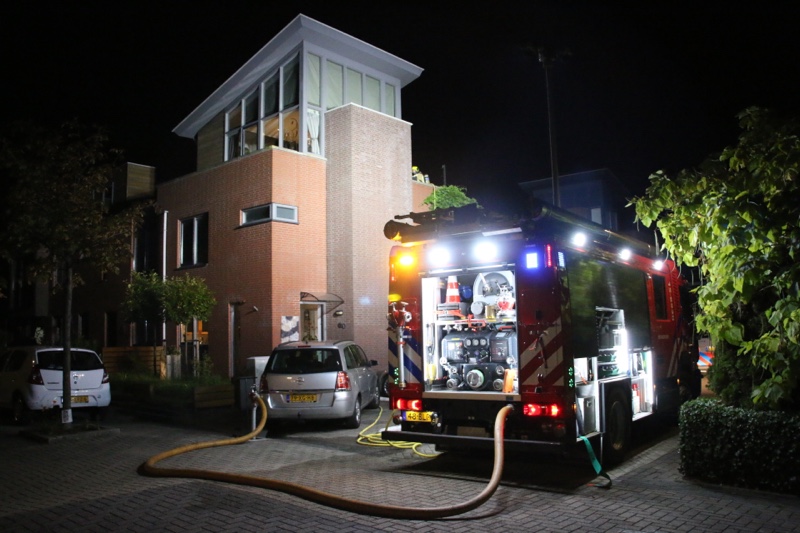 NU ONLINE: Brandweer grijpt snel in bij brand op balkon Molenaarlaan De Lier.