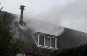 Flinke zolderbrand in woning Gimbergpad Schiedam