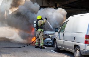 Flinke rookwolken bij autobrand onder de A20 Noorderkanaalweg Rotterdam