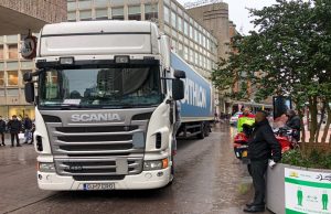 Trailer schiet los van vrachtwagen Grote Marktstraat Den Haag