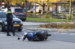 Scooterrijder gewond na aanrijding met auto Parkweg Schiedam