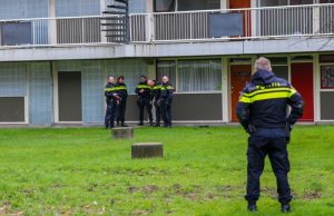 Politie omsingelt flats en doorzoekt gebied Parkweg Schiedam