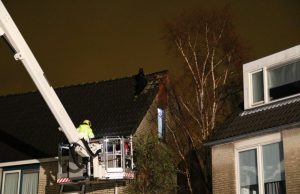 Buurt schikt op van harde knal: bliksem veroorzaakt flinke schade Watersnip ‘s-Gravenzande