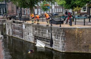 Brandweer redt drenkeling uit de Schie Dam Schiedam