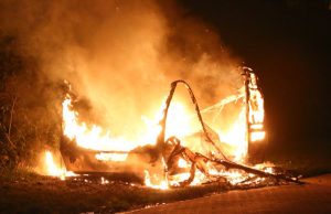 Caravan brandt volledig uit Hoflaan Delft