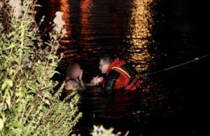 Verwarde vrouw uit water gehaald Parkweg Schiedam