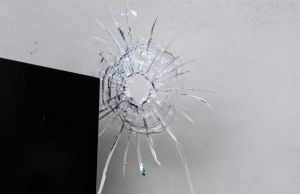 Zwaargewonde na schietpartij, mogelijke vluchtauto uitgebrand aangetroffen Nieuwe Binnenweg Rotterdam