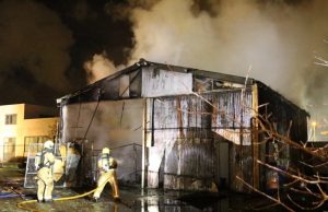 Flinke rookwolken bij brand in loods Polluxstraat Den Haag