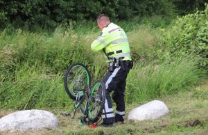 Duikers doorzoeken slootje na aantreffen van fiets Kerkpolderweg Delft