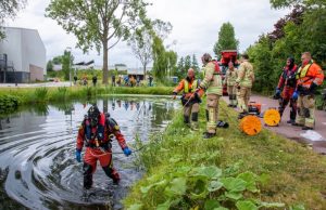 Duiker doorzoekt sloot na aantreffen fiets Poldervaartpad Schiedam