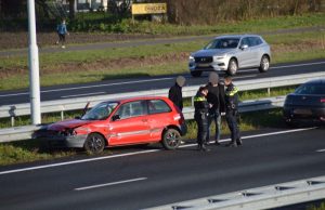 Auto belandt tegen vangrail A20 bij Maasland