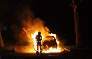 Auto volledig door brand verwoest Sweelincksingel Schiedam