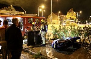 Driewieler motor in voortuin in brand gestoken Kerklaan Wateringen