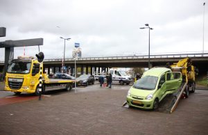 Auto over de kop na aanrijding Overschieseweg Schiedam