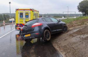 Auto vliegt uit de bocht Maassluissedijk Vlaardingen