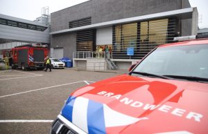 Medewerker TU Delft gewond na overgieten vloeistof Van der Waalsweg Delft