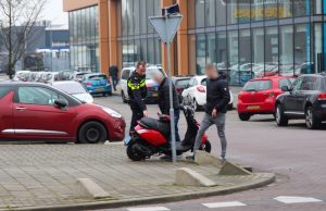 Scooter aangetikt door auto ‘s-Gravelandseweg Schiedam