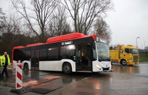 EBS bus vast in berm Tanthofkade Den Hoorn