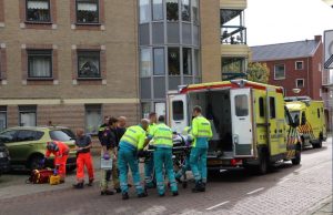 Traumahelikopter voor medische noodsituatie in woning Madoerastraat Vlaardingen