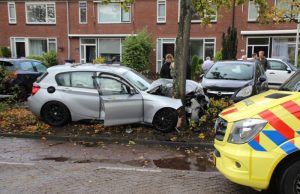 Automobilist gewond na eenzijdig ongeval tegen boom Eikenlaan ‘s-Gravenzande