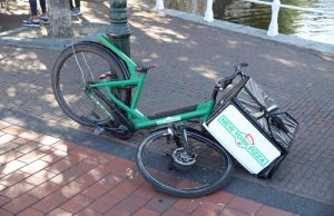 Bezorgfiets total-loss na aanrijding met bezorgscooter Zuidwal Delft