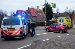 Botsing tussen auto en busje Zwaluwlaan Schiedam
