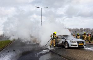 Auto volledig uitgebrand Doenbrug Rotterdam