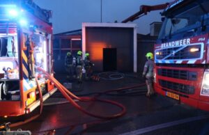 Uitslaande brand in loods Vlaardingweg Rotterdam