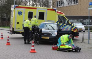 Fietser aangereden door auto Van Baerlestraat Vlaardingen